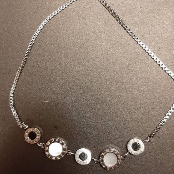 Roman numeric bracelet - Picture 3 of 3